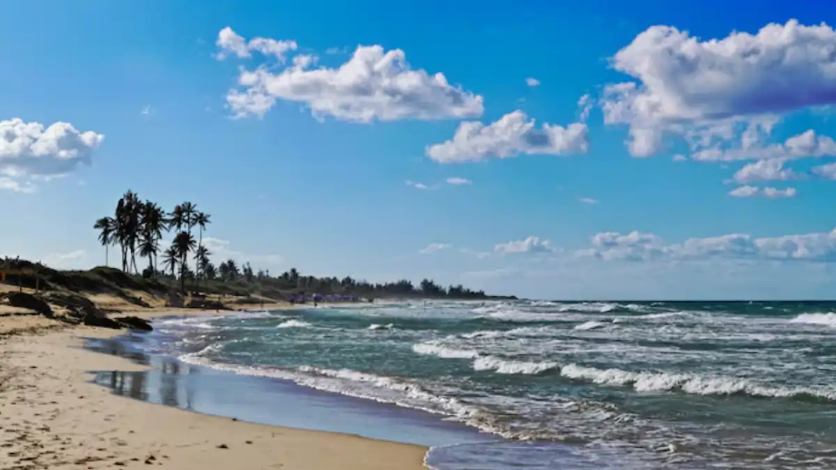Cerita Pantai Sepi Yang Bikin Kamu Ingin Berangkat